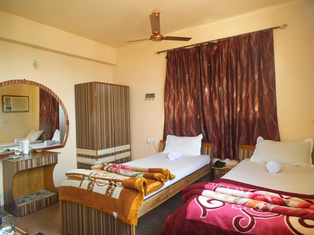 City Centre Hotel Агартала Стая снимка