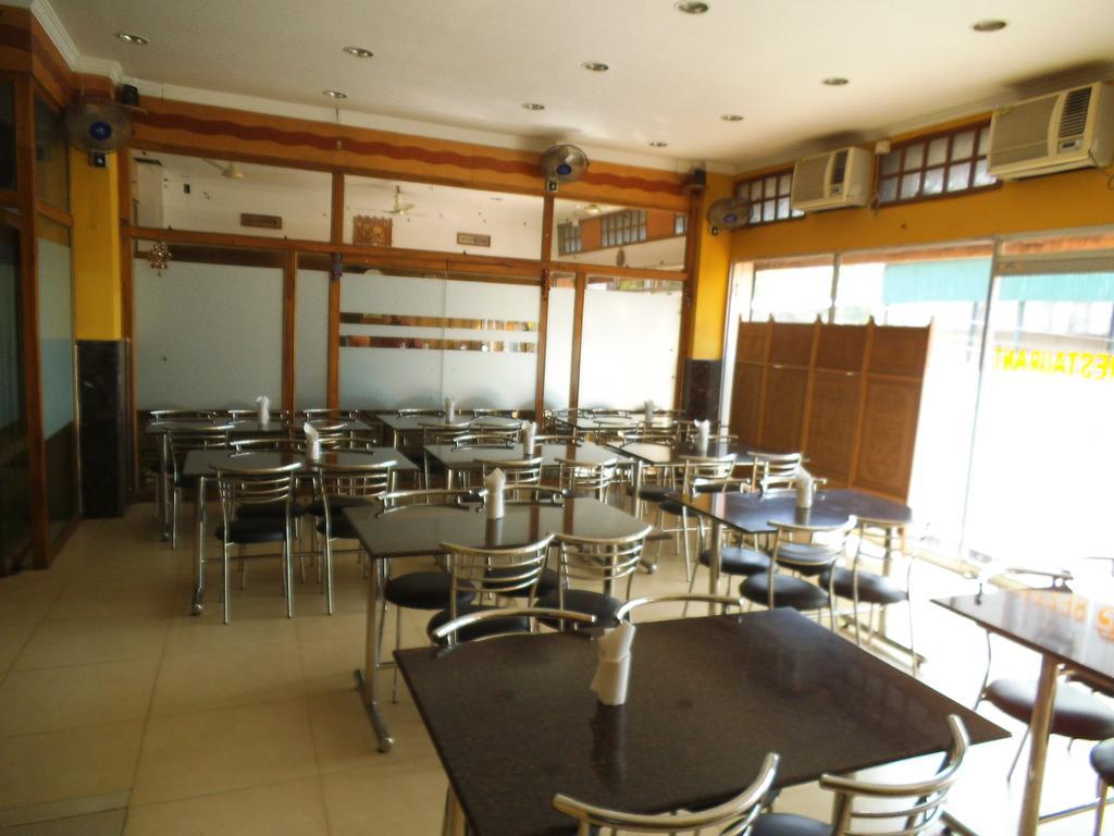 City Centre Hotel Агартала Екстериор снимка